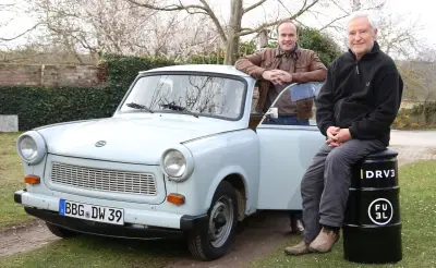 Weltpremiere im Salzlandkreis: Erster umweltfreundlicher Trabant mit synthetischem Kraftstoff zugelassen
