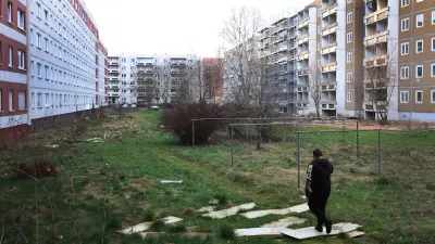 Wenn die Heimat zum Müllplatz wird: Tränen aus Beton in Halle-Neustadt