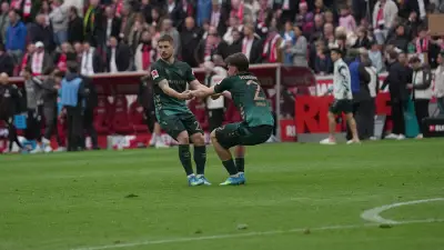 Werder Bremens Rutschpartie in Köln: Rasenprobleme und rote Karte kosten Punkte