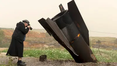 Westjordanland: Raketenwrack wird zum Mahnmal im Staub des Jordan-Tals