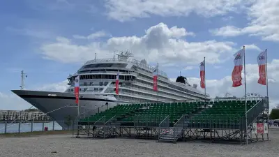 Wiro-Ausguck in Warnemünde: Tribüne mit Topblick auf Schiffe ab 1. Mai