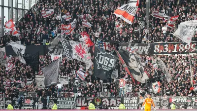„Wollt ihr uns verarschen?“: Frankfurter Ultras konfrontieren verdutzte Spieler nach Pleite