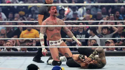 WrestleMania-Schock: CM Punks fataler Fehler kostet Titel - Roman Reigns neuer Champion