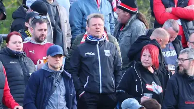 Zwickau im Sachsenpokal-Finale: Trainer Schmitt feiert Sieg im Fanblock