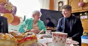 104. Geburtstag in Dessau: Irmgard Mieske feiert mit Oberbürgermeister