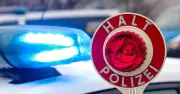 17-Jähriger flieht vor Polizei mit E-Scooter und kracht in Streifenwagen