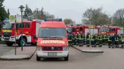 25 Feuerwehrautos verabschieden Brandmeister Dirk Baumann in Amt Neuhaus mit bewegender Kolonnenfahrt
