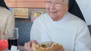 92-jährige Nonne probiert ersten Döner und wird Internet-Star