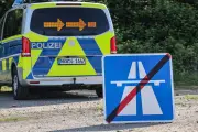 A1 nach Lkw-Brand wieder frei: Plastikgranulat-Brand löscht Feuerwehr nach stundenlangem Einsatz