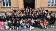Abiturienten des Carolinums Bernburg feiern letzten Schultag trotz Regen mit ABBA-Party