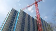 Abriss des Hochhauses in Halle-Neustadt startet nach Verzögerung durch Schadstoffbeseitigung