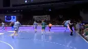 Absurde Szene im Handball: Trainer Wiegert stolpert und fällt Spieler
