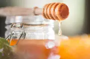 Akazienhonig: Süßer als Zucker, aber nur in Maßen genießen