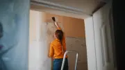 Alte Tapete entfernen: Schritt für Schritt zur sauberen Wand