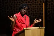 Auma Obama warnt vor zu schnellem KI-Einsatz auf Hannover Messe