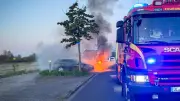 Auto brennt im Dessauer Neubaugebiet Zoberberg völlig aus
