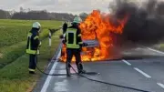 Auto brennt nach Display-Fehlermeldung komplett aus - Fahrerin rettet sich unverletzt