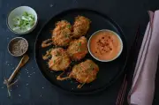 Bang Bang Chicken aus dem Ofen: Fusion-Rezept mit knuspriger Panade und asiatischem Gurkensalat