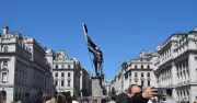 Banksy enthüllt neue Statue in London: Kunstwerk mit Fahne