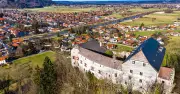 Bayerns Burg Marquartstein: 40 Zimmer, 1300 qm Wohnfläche zum Verkauf