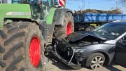 Überholmanöver endet in Crash: Traktorfahrer übersieht Auto – 37-Jährige leicht verletzt