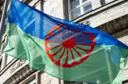Berlin hisst Roma-Flaggen: Aktionstag gegen Diskriminierung von Sinti und Roma