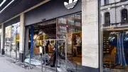Berlin: Spektakuläre Einbrüche mit Autos vor Ostern – Adidas-Store und Kamin-Fachhandel betroffen