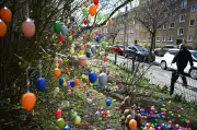 Berlin-Westend: Straße verwandelt sich in überwältigendes Osterei-Paradies