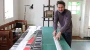 Berliner Künstler Sebastian Klug gestaltet Installation aus Plakatbannern in Zwischendeich