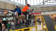 Bike Champions begeistern mit spektakulärer Stunt-Show im Leißlinger Shopping Center