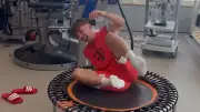 Bischof lacht über Karls Trampolin-Training: Video sorgt für Heiterkeit