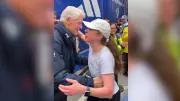 Boston Marathon: Ex-Präsident Bill Clinton umarmt Tochter Chelsea beim Rennen