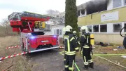 Brand in leerstehendem Jugendzentrum: Feuerwehr entdeckt mehrere ältere Brandstellen