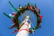 Brandenburgs Maibaum-Tradition: Bunte Rituale begrüßen den Frühling