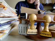 Bremer Beamte müssen länger arbeiten: Umstrittenes Gesetz verlängert Arbeitszeit ohne Gehaltsausgleich