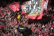 Bundesliga-Spiel überschattet: Reanimation im Stadion führt zu respektvollem Schweigen der Fans