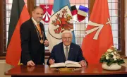Bundespräsident Steinmeier besucht Stralsund: Werftbesuch und kontroverse Kaffeetafel-Diskussion