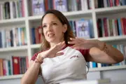 Carolin Kebekus kritisiert Tabuisierung von Psychotherapie und Sparmaßnahmen