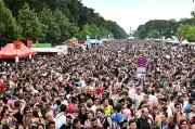 CSD Berlin startet mit Vorabend-Demo: „Haltung ist hot“ als Motto für Offenheit und Wahlaufruf