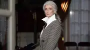 DDR-Model startet mit 57 auf der Pariser Fashion Week durch