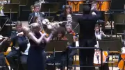 Dirigent schlägt Musikerin Geige im Wert von 1 Million Dollar aus der Hand