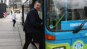 Eislöwen Dresden präsentieren neuen Trainer Bo Subr bei ungewöhnlicher Bus-Stadtrundfahrt