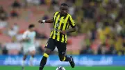 Eklat in Saudi-Arabien: Ex-Bundesliga-Star Diaby erhält nach Tritt in den Schritt zweite Rote Karte
