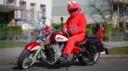Elmo-Kostüm auf dem Motorrad: Vater wird in Schwerin zum Phänomen