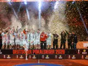 Füchse Berlin feiern DHB-Pokalsieg – Kapitän Darj wird zum Trophäen-Bewacher ernannt