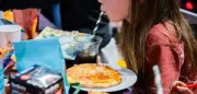 Fertigprodukte für Kinder: Wie Wurst, Chips und Pizza Gesundheit und Entwicklung gefährden