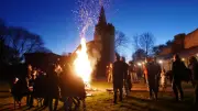 Feuer und gute Laune: So tanzt das Amt Treptower Tollensewinkel in den Mai