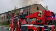 Feuerwehr-Einsatz in Bitterfeld: Leerstehendes Gebäude an Bundesstraße 100 in Flammen