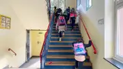 Frankfurter Grundschule: 28.000 Euro für Treppen-Security wegen sieben Zentimeter