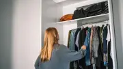 Frühjahrsputz im Kleiderschrank: Mit der Drei-Stapel-Methode zu mehr Ordnung und Klarheit